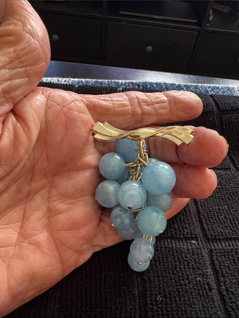 VINTAGE unsigned Gold-Tone Blue Bead Cluster Brooch - Light Blue Dangle Grapes